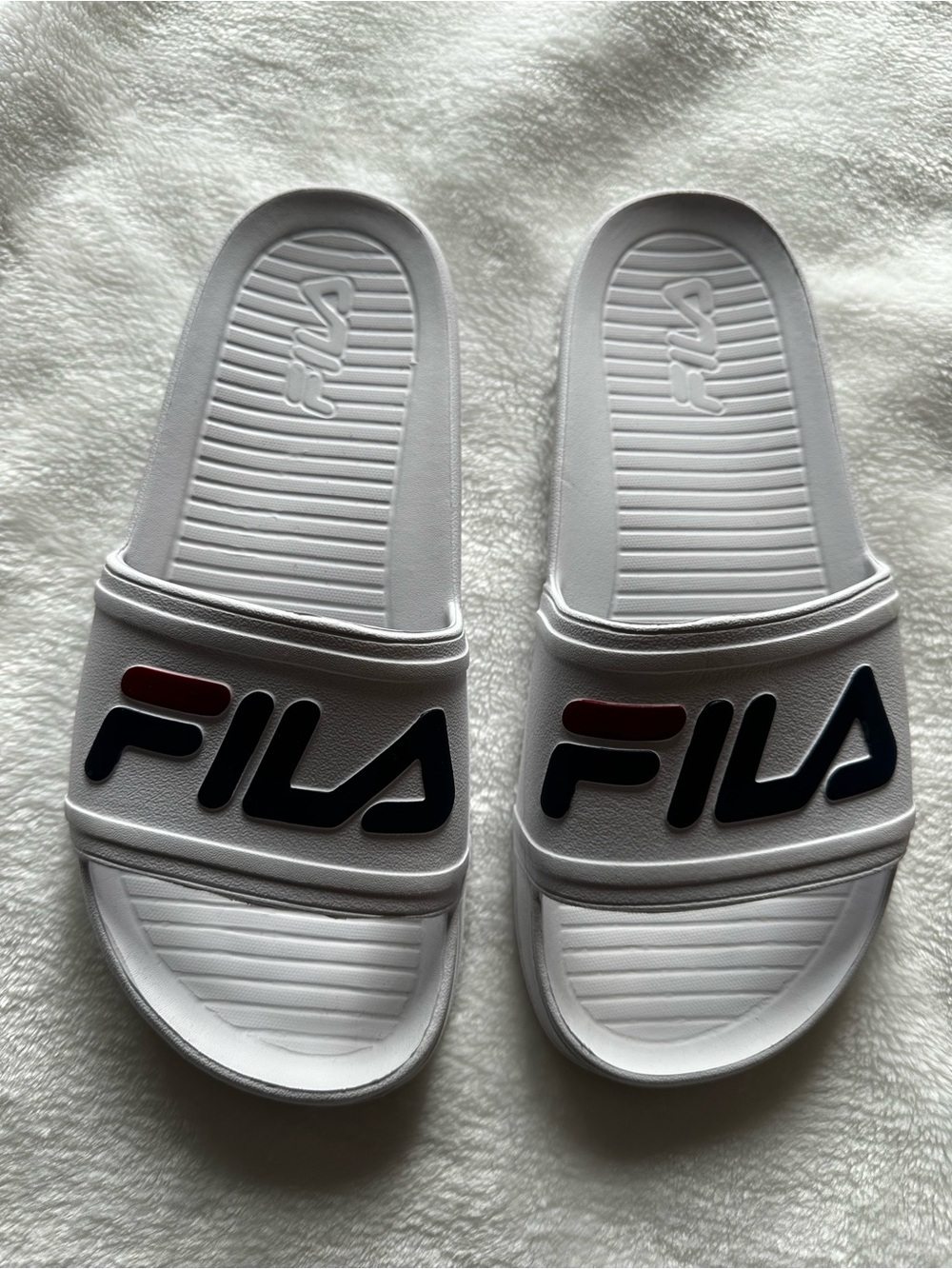 FILA Women’s White Slide Sandals Comfy Summer Y2K Beachwear Sz 8-10 Sporty
